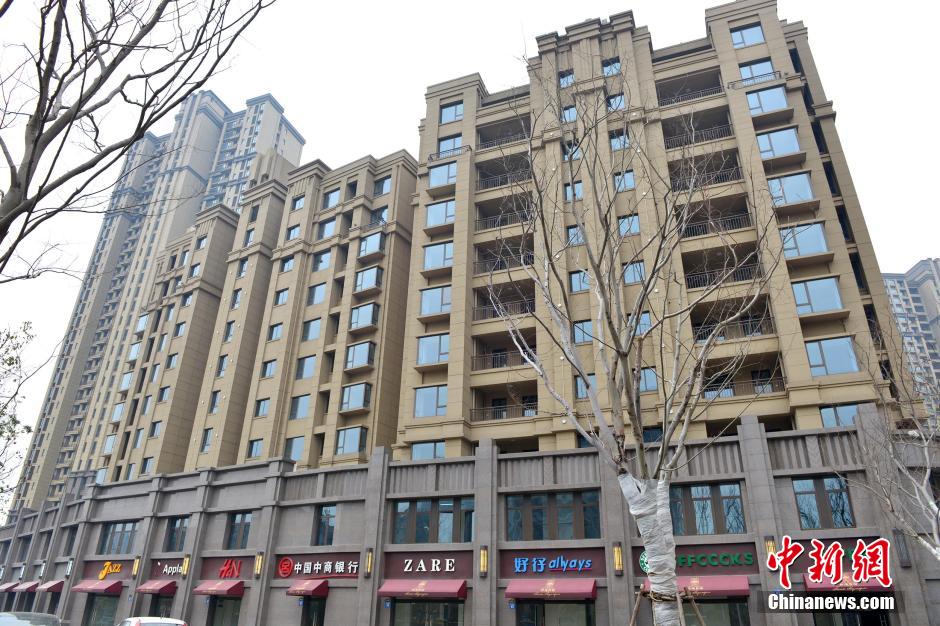 “知名大牌”集結(jié)無(wú)錫某樓盤商業(yè)街 細(xì)看全是“李鬼” “知名大牌”集結(jié)無(wú)錫某樓盤商業(yè)街 細(xì)看全是“李鬼”