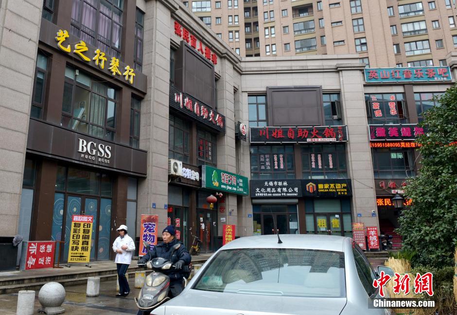 “知名大牌”集結(jié)無(wú)錫某樓盤商業(yè)街 細(xì)看全是“李鬼” “知名大牌”集結(jié)無(wú)錫某樓盤商業(yè)街 細(xì)看全是“李鬼”