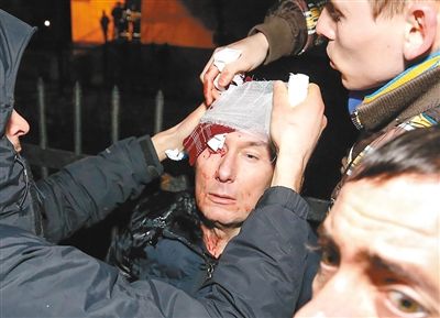 11日，基輔，遇襲受傷的反對(duì)派領(lǐng)導(dǎo)人盧岑科接受簡(jiǎn)單救護(hù)。
