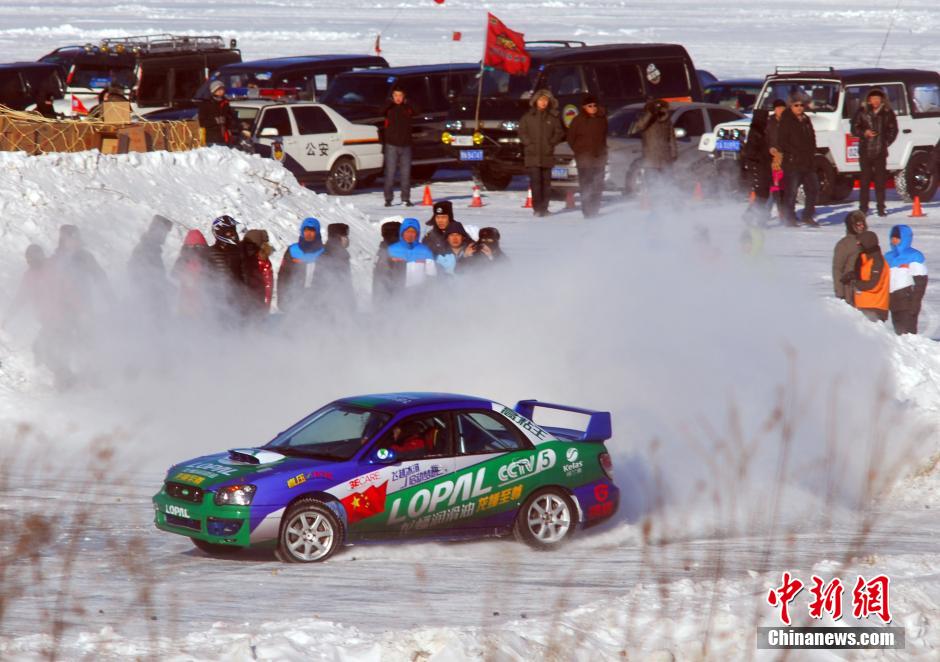 圖為參加“飛越冰河”大型體育極限運(yùn)動(dòng)挑戰(zhàn)賽事的選手在冰封的黑龍江上進(jìn)行冰雪飛車漂移。中新社發(fā) 邱齊龍