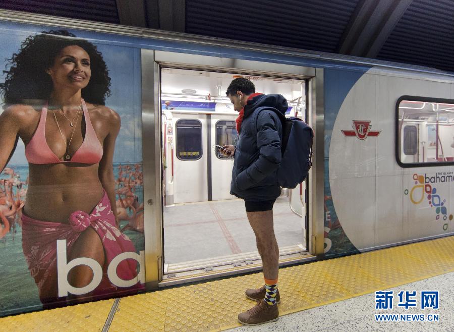 1月12日，在加拿大多倫多，一名只穿著內(nèi)褲的男子在車站等候地鐵。