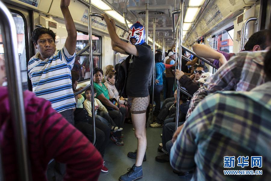 一名參加不穿褲子搭地鐵活動的男子站在地鐵車廂內(nèi)。