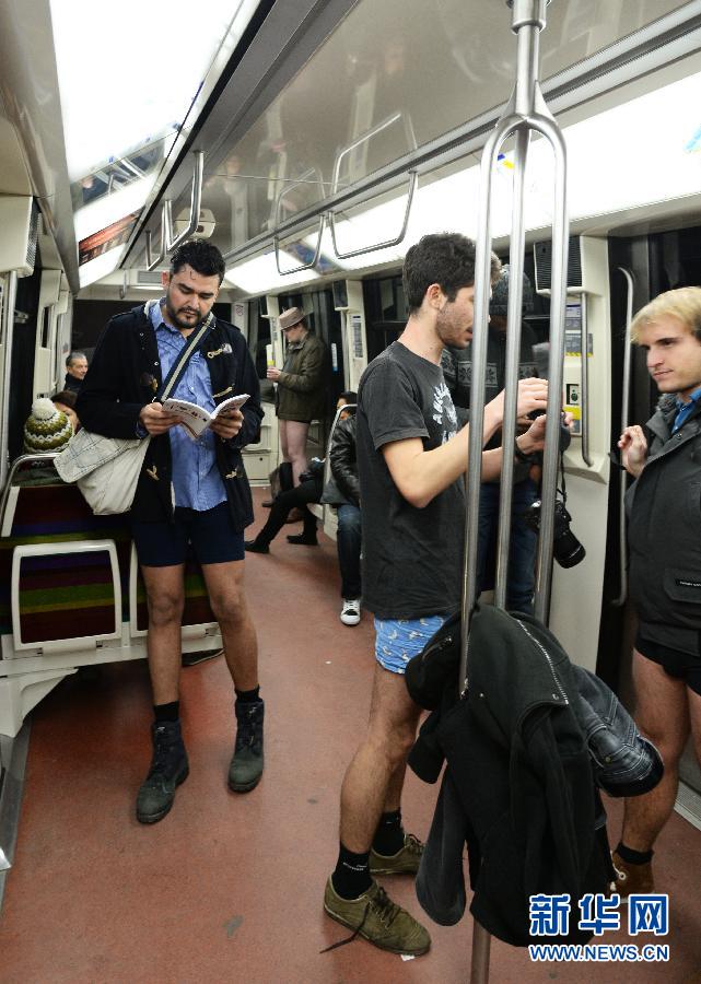 1月12日，在橫貫巴黎東西部的1號線地鐵車廂里，乘客只穿一條內(nèi)褲搭乘地鐵。