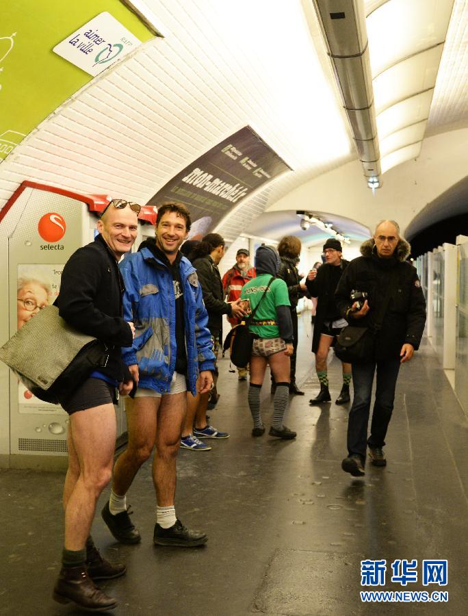 1月12日，在橫貫巴黎東西部的1號線地鐵車廂里，乘客只穿一條內(nèi)褲搭乘地鐵。