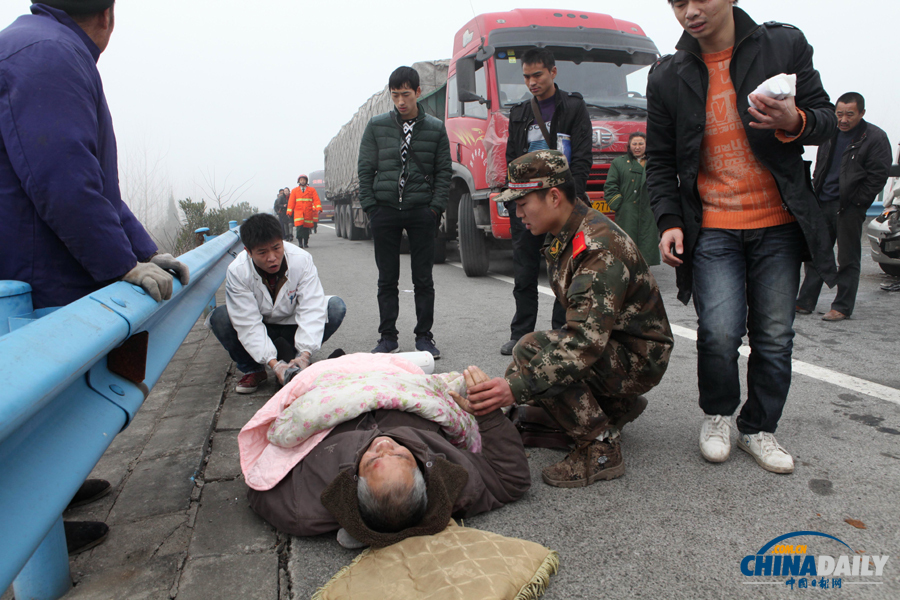 一名受傷群眾被救出?；荼?攝