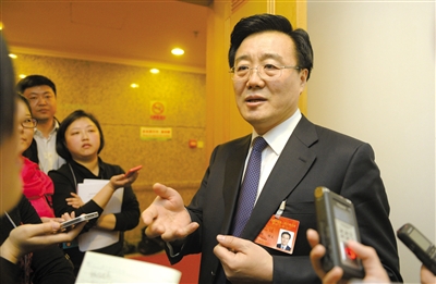 昨日，在十四屆人大二次會議順義代表團(tuán)全團(tuán)審議后，北京市人大代表、北京市常務(wù)副市長李士祥接受記者提問。新京報(bào)記者 浦峰 攝