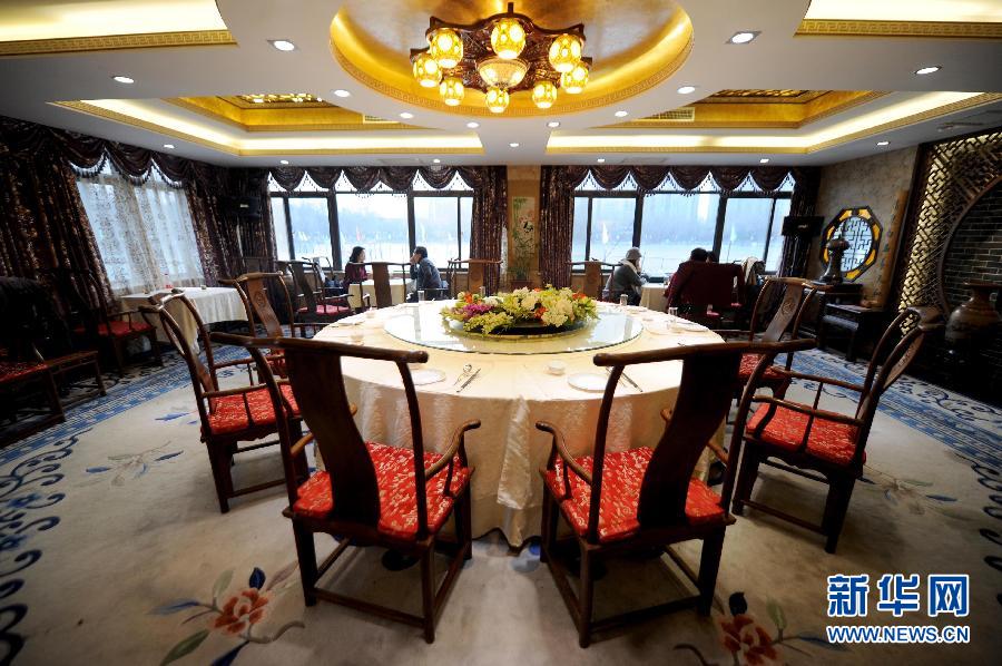 　1月15日，游客在北京紫竹院公園內(nèi)的問月樓喝茶聊天。