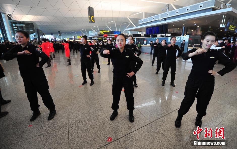 1月23日，機(jī)場(chǎng)工作人員在跳“快閃”舞蹈。