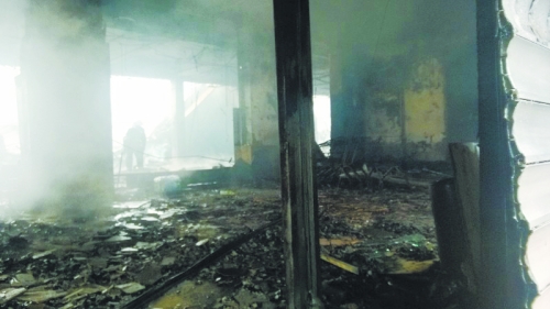 3.營(yíng)業(yè)大廳棚頂坍塌，貨物成灰。