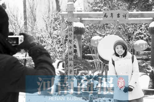 紫荊山公園里布置喜慶，引來不少游客合影留念。記者 楊東華/攝