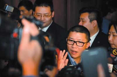 3月10日23時許，與馬航失聯(lián)航班部分乘客家屬乘坐同一航班的乘客在北京首都機場辦理值機手續(xù)。新華社