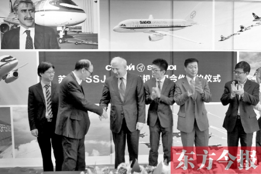 　昨日，“蘇霍伊SSJ-100飛機(jī)項(xiàng)目”合作簽約儀式在鄭州舉行