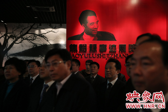 在焦裕祿紀(jì)念館，參觀的人絡(luò)繹不絕，一批批來自全國各地的黨員干部前來學(xué)習(xí)焦裕祿事跡