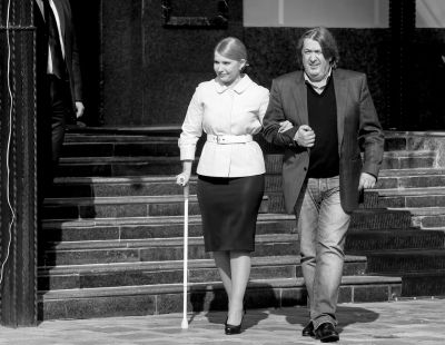 3月27日，烏克蘭基輔，前總理季莫申科在朋友的陪伴下赴新聞發(fā)布會(huì)現(xiàn)場(chǎng)，宣布將參加烏克蘭總統(tǒng)選舉。