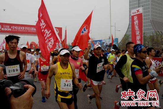 目前在鄭開大道上，一場角逐正在展開。