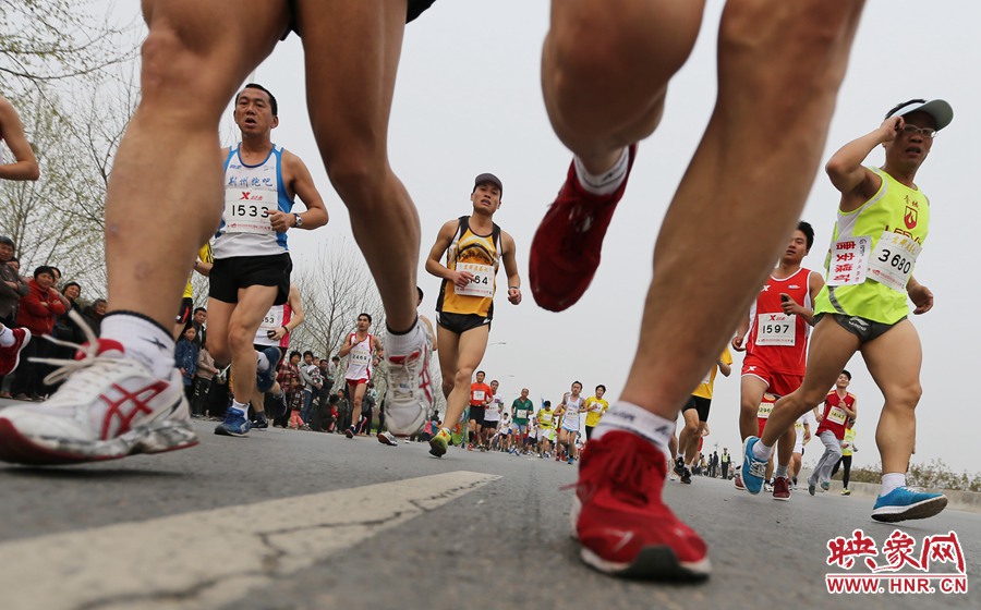 約五公里處，選手們已經(jīng)拉開了距離。