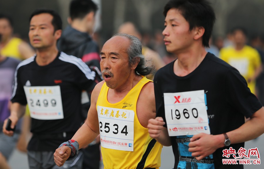 一位老年選手與年輕人比速度。