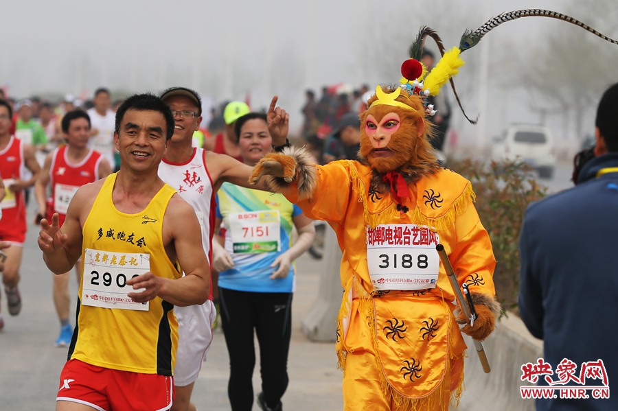 “大圣”不翻跟斗改長跑了。