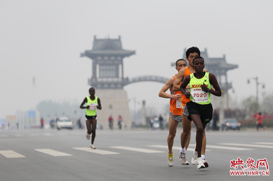 選手進入開封市區(qū)。