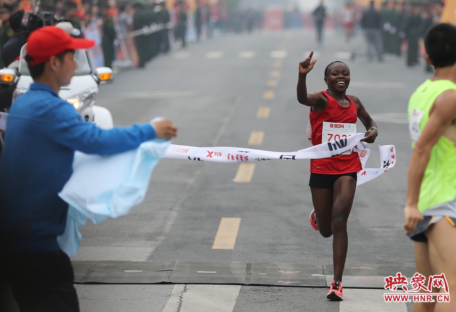 女子全程第一個沖過終點線的選手。
