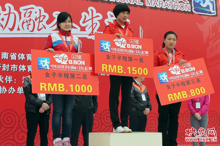 女子半程前三名選手。