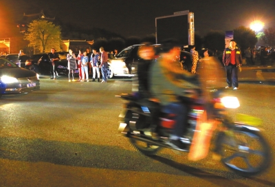 3月30日凌晨，地震發(fā)生后，秭歸縣城一些居民聚集到開闊的廣場上。新華社發(fā)