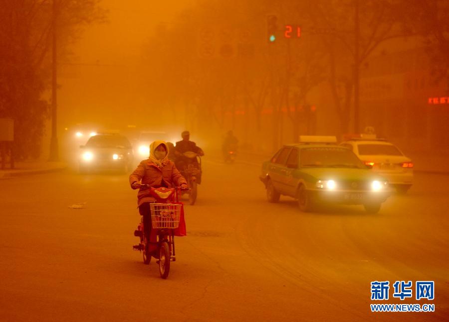 4月23日，沙塵暴中的敦煌街頭。