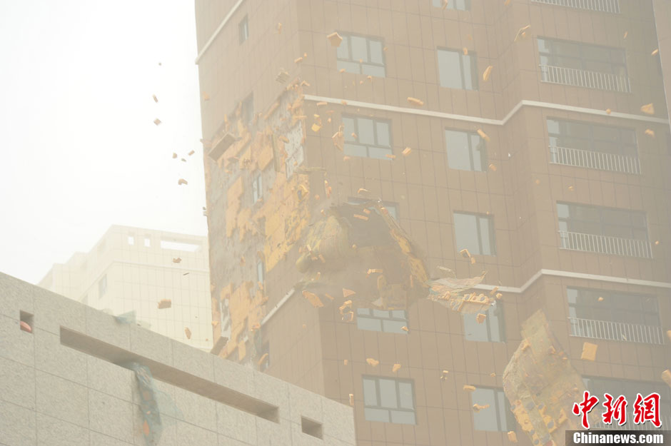 4月23日，受強冷空氣影響，新疆哈密出現出現強沙塵和降溫天氣，部分路段能見度不足50米