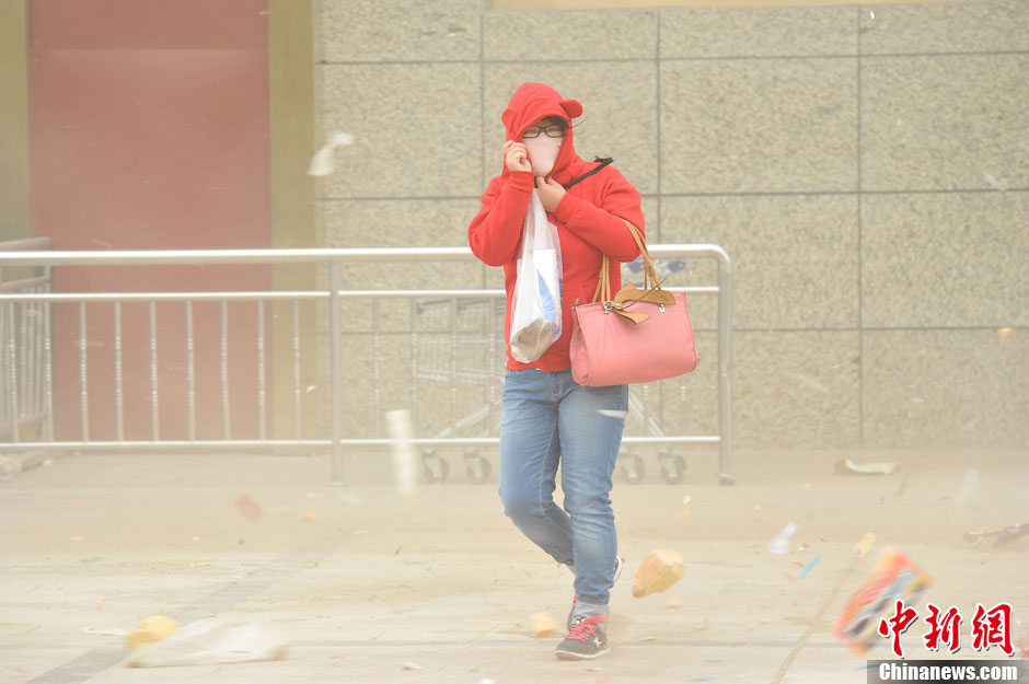 4月23日，受強冷空氣影響，新疆哈密出現出現強沙塵和降溫天氣