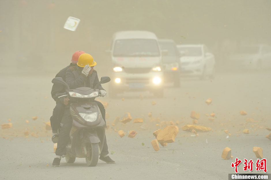 4月23日，受強冷空氣影響，新疆哈密出現出現強沙塵和降溫天氣