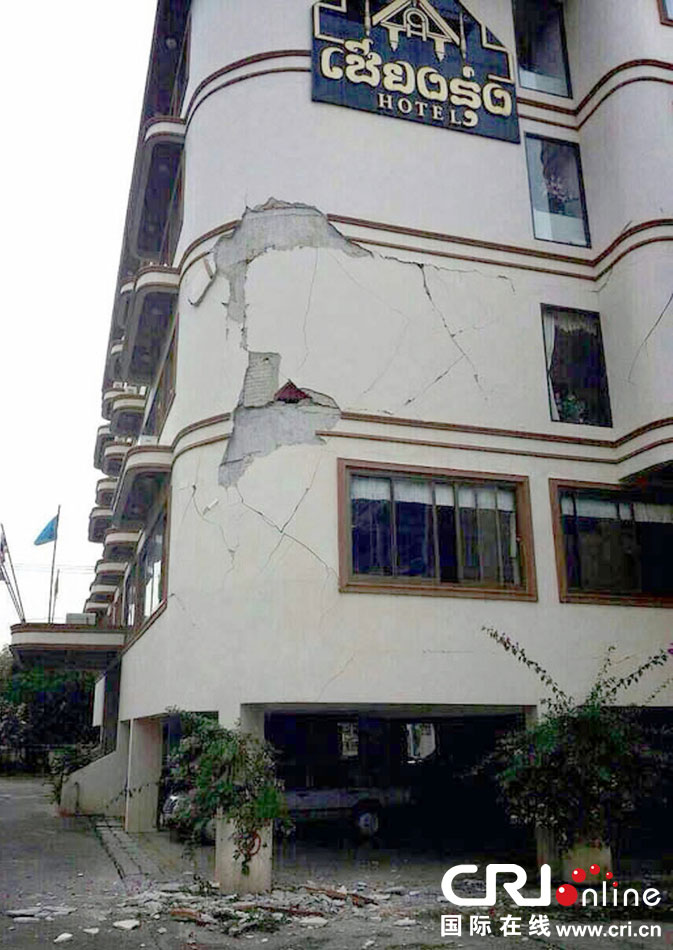 　當(dāng)?shù)貢r間2014年5月5日，泰國清萊，一棟酒店大樓墻皮脫落。 圖片來源：東方IC