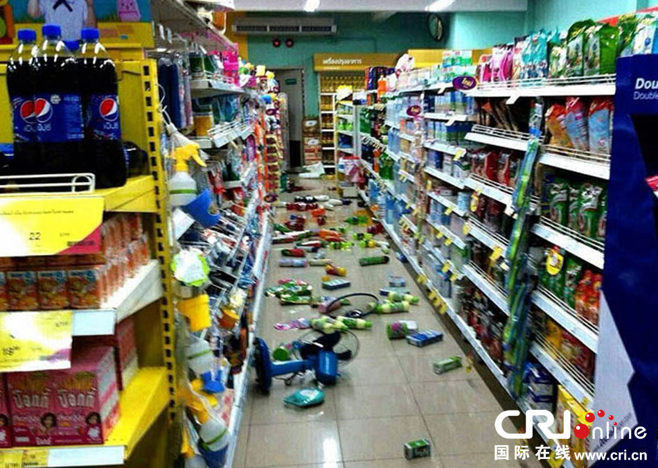 　當(dāng)?shù)貢r間2014年5月5日，泰國清萊，超市貨架上的商品散落一地。