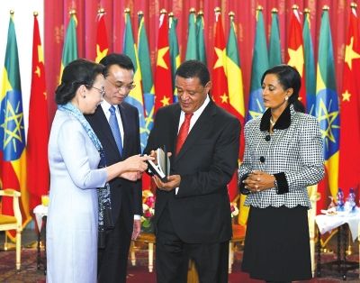 李克強(qiáng)總理與夫人程虹當(dāng)?shù)貢r(shí)間6日上午同埃塞總統(tǒng)穆拉圖夫婦在國(guó)家宮會(huì)見(jiàn)。會(huì)見(jiàn)后，程虹將自己的著作和譯著贈(zèng)送給姆拉圖總統(tǒng)夫婦。