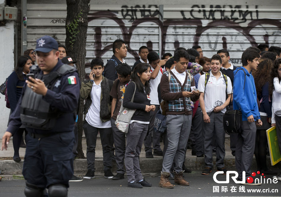 當(dāng)?shù)貢r(shí)間2014年5月8日，墨西哥墨西哥城，市民等在路邊等待道路重新開啟。