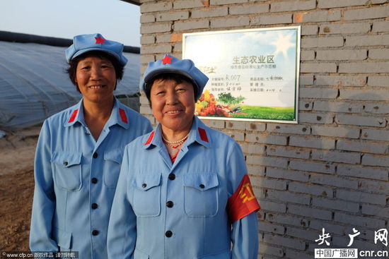 河南一農(nóng)場(chǎng)近百名員工著紅軍裝上班