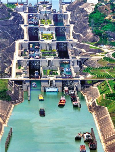 今年5月11日,三峽工程五級船閘,船只正在過閘。