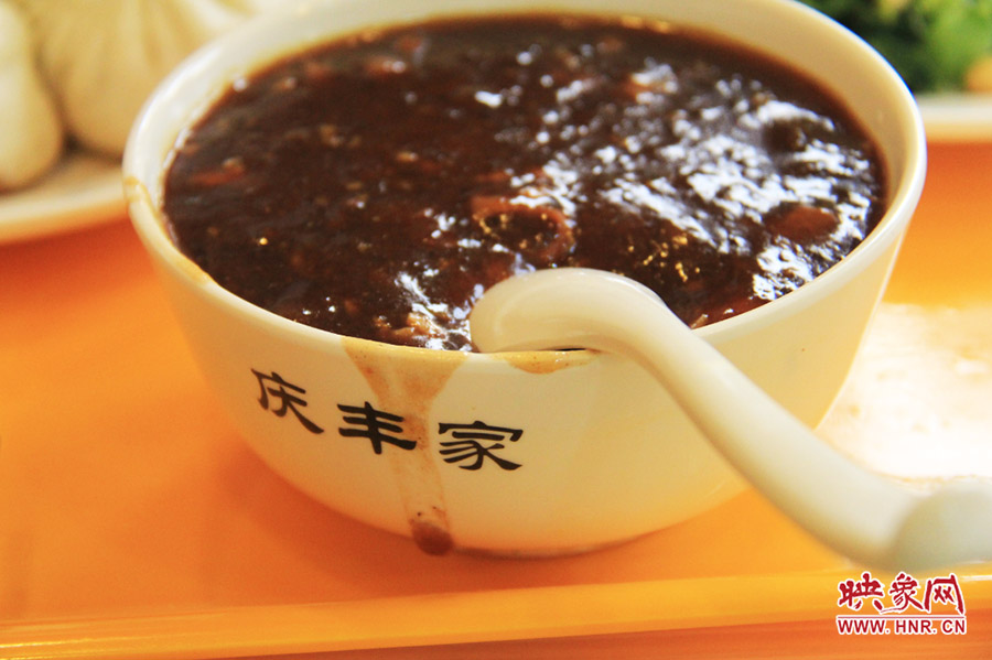 一碗炒肝,看上去也有滋有味。