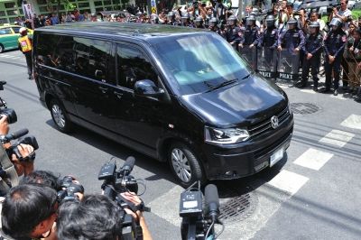 英拉向泰國軍方報(bào)到后被扣留。