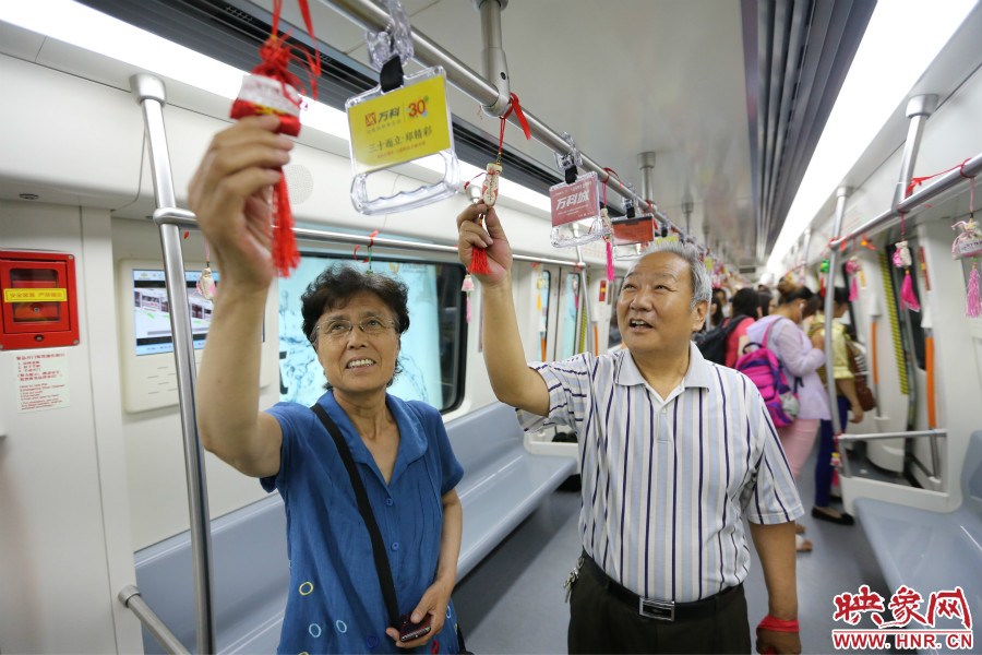 濃濃的端午文化吸引了不少老年人前來乘坐地鐵。