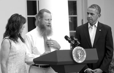 美國總統(tǒng)奧巴馬和伯格達爾的父母共同出席新聞發(fā)布會。圖/CFP