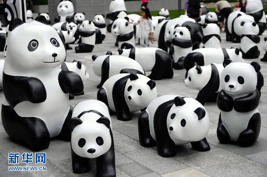這是6月2日在上海靜安嘉里中心廣場(chǎng)拍攝的萌態(tài)百出的“熊貓”大軍。