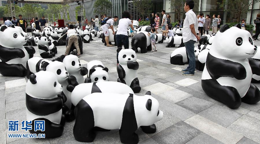 6月2日在上海街頭拍攝的大熊貓模型。