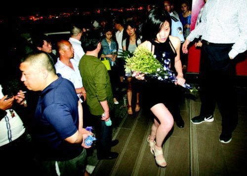 血案發(fā)生幾天來，很多招遠市民自發(fā)送來鮮花，悼念逝者。本報記者趙金陽見習記者呂奇攝