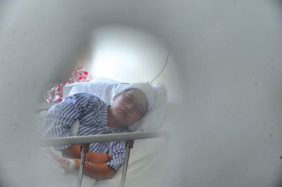 　6月3日，被打的值班醫(yī)生在病房接受治療。新華社發(fā)