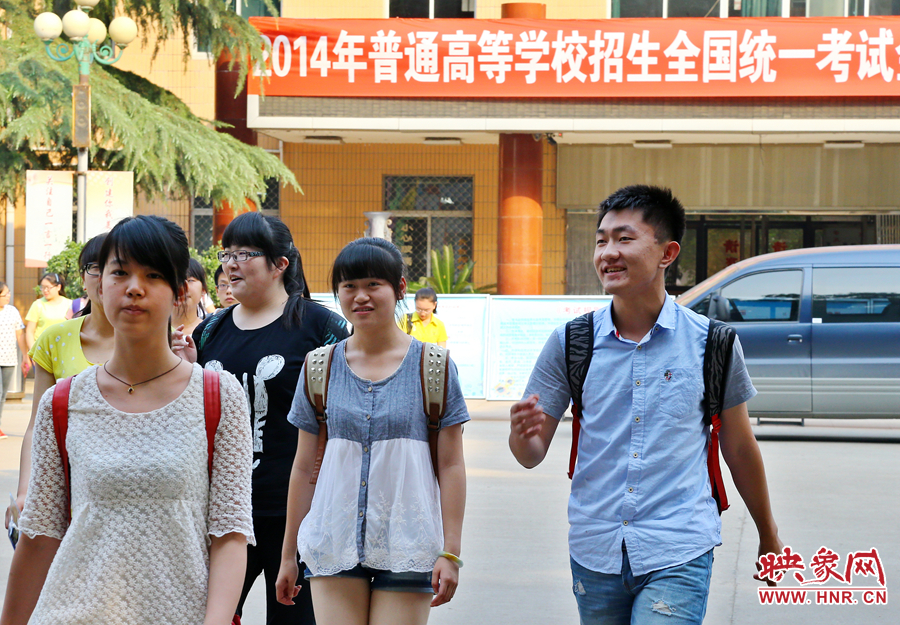 最后一門考試結(jié)束后，考生們一臉輕松的走出考場(chǎng)