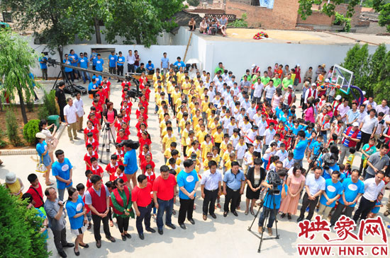 新農(nóng)村頻道為代窯小學(xué)發(fā)起的“讓愛綻放”公益援建活動(dòng)現(xiàn)場(chǎng) 新農(nóng)村頻道為代窯小學(xué)發(fā)起的“讓愛綻放”公益援建活動(dòng)現(xiàn)場(chǎng)