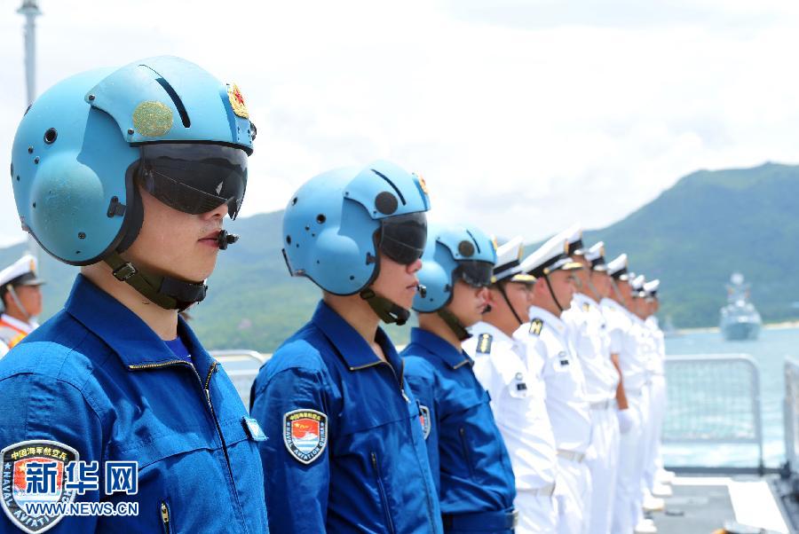  6月9日，在三亞某軍港，隨海口艦參演的艦載直升機飛行員整裝待發(fā)。