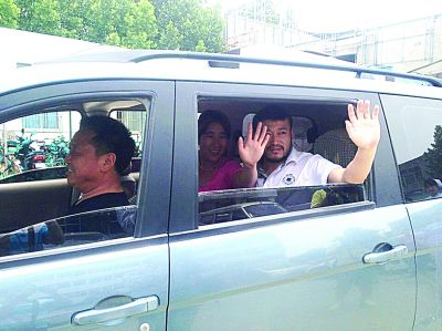 孫正龍和妻子、家人，揮手和醫(yī)護人員告別。張凌飛