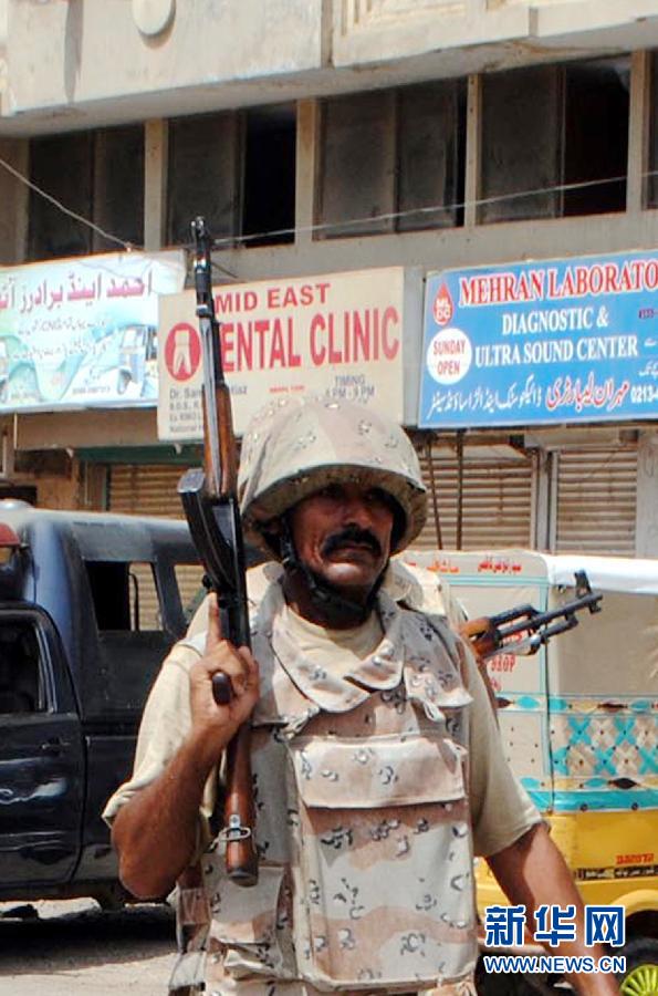 6月10日，在巴基斯坦南部城市卡拉奇真納國際機場附近，安全人員在街頭警戒。