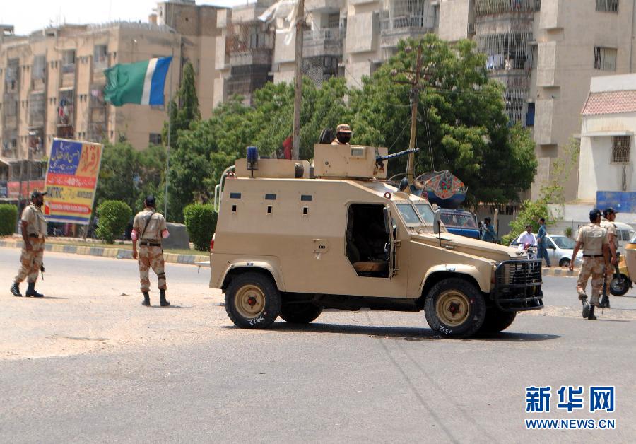 6月10日，在巴基斯坦南部城市卡拉奇真納國際機場附近，安全人員在街頭警戒。